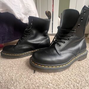 CLASSIC Dr. Martens Doc Martens Women’s 1460 smooth leather lace up boots